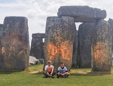 Activistas rociaron con pintura naranja el monumento de Stonehenge en Inglaterra