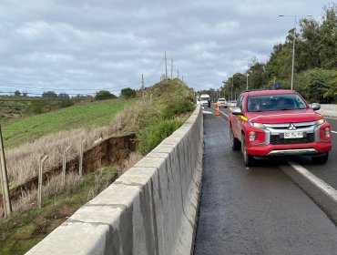 ¡Otro socavón! Forado de 20 metros en la ruta F30 de Concón obliga a cerrar la carretera