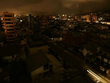 Ecuador recupera el suministro eléctrico tras un apagón masivo que dejó sin luz a 18 millones de personas