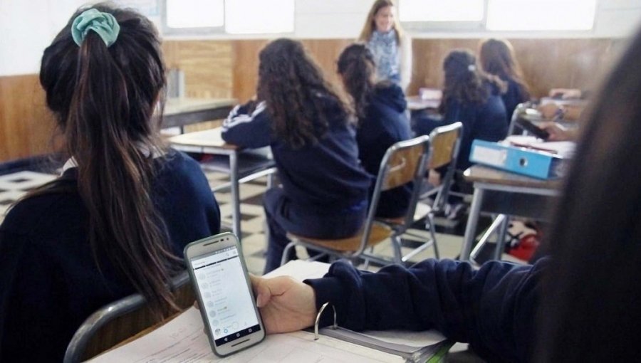 Comisión de Educación de la Cámara aprueba proyecto que regula el uso de teléfonos celulares en colegios... con excepciones