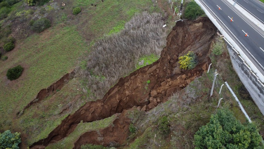 Ruta F30 entre Viña del Mar y Concón funciona con media calzada por socavón y se evaluará su cierre