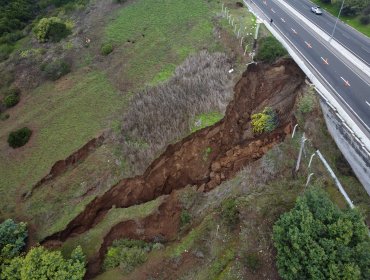 Ruta F30 entre Viña del Mar y Concón funciona con media calzada por socavón y se evaluará su cierre