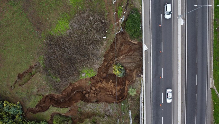 Impresionantes imagenes del socavón de 20 metros en Camino Internacional en Concón