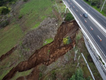 MOP anuncia el cierre de la ruta F30-E como "medida de prevención" debido al gigantesco socavón registrado en Concón