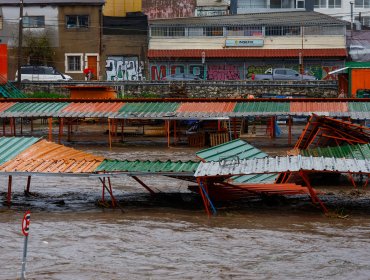 Crecida del estero Marga Marga causó serios daños en la feria: "Fue grande el desastre"