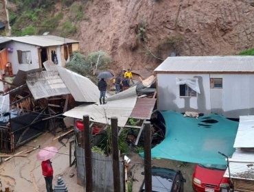 Una vivienda se derrumbó en sector de Olmué: vehículo fue afectado por la caída de materiales