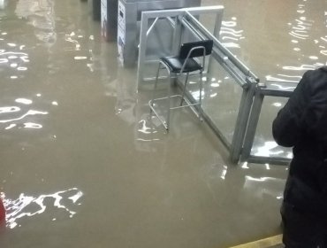 Estación del Tren Limache-Puerto en Villa Alemana resulta inundada por fuertes lluvias