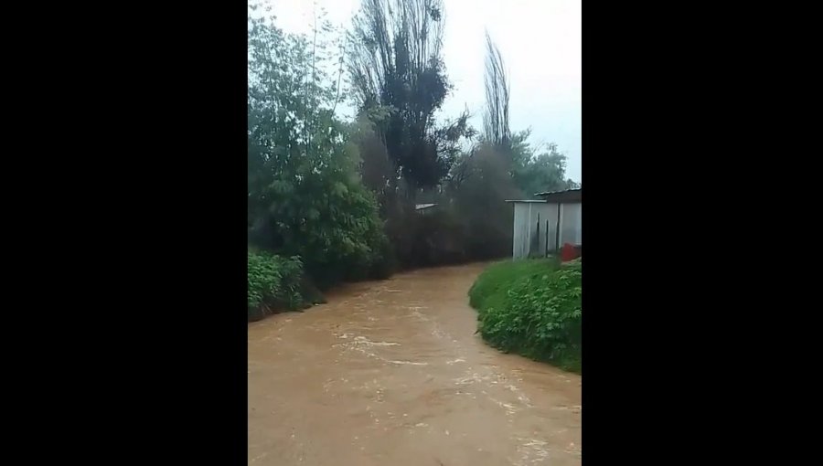 Solicitan evacuar el sector San Pedro El Baden de la comuna de Quillota por desborde de estero