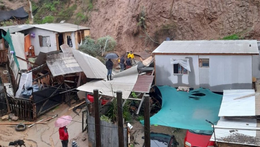 Una vivienda se derrumbó en sector de Olmué: vehículo fue afectado por la caída de materiales