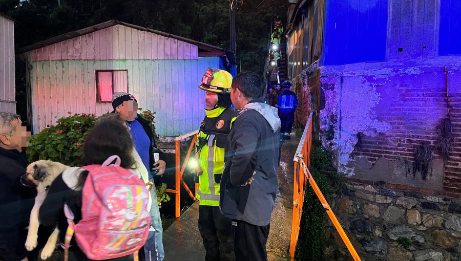 Evacúan preventivamente a personas por riesgo de deslizamiento de tierra que podría afectar a viviendas en el cerro Esperanza de Valparaíso