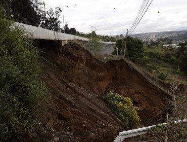 Alcalde de Concón reporta "otro deslizamiento" en zona del socavón en la ruta F30-E