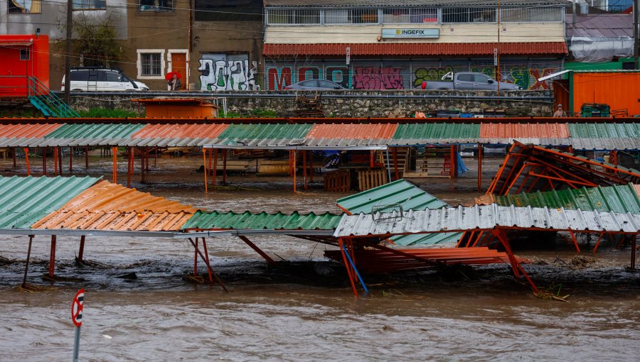 Crecida del estero Marga Marga causó serios daños en la feria: "Fue grande el desastre"