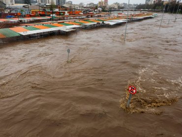 Crecida del estero Marga Marga provoca serios destrozos en puestos de feria en Viña del Mar