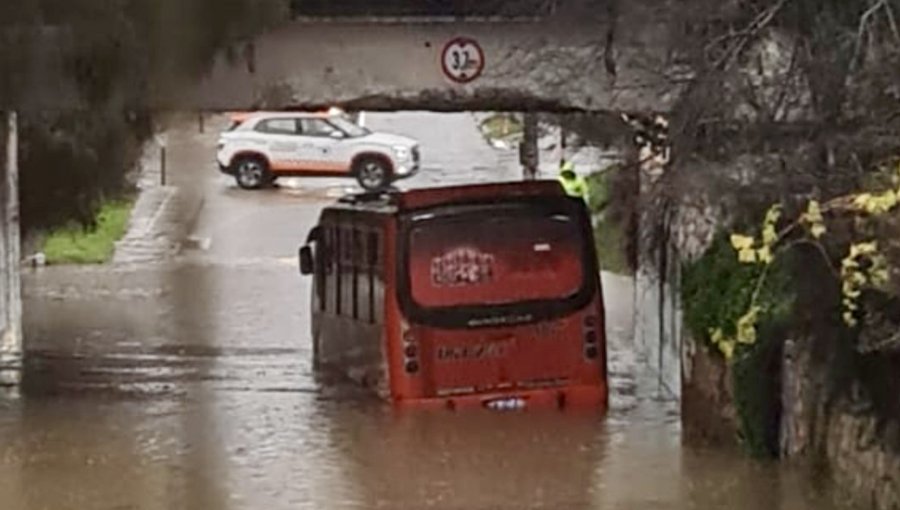 ¡Otra vez! Micro con pasajeros queda atrapada en inundado paso bajo nivel de Quilpué