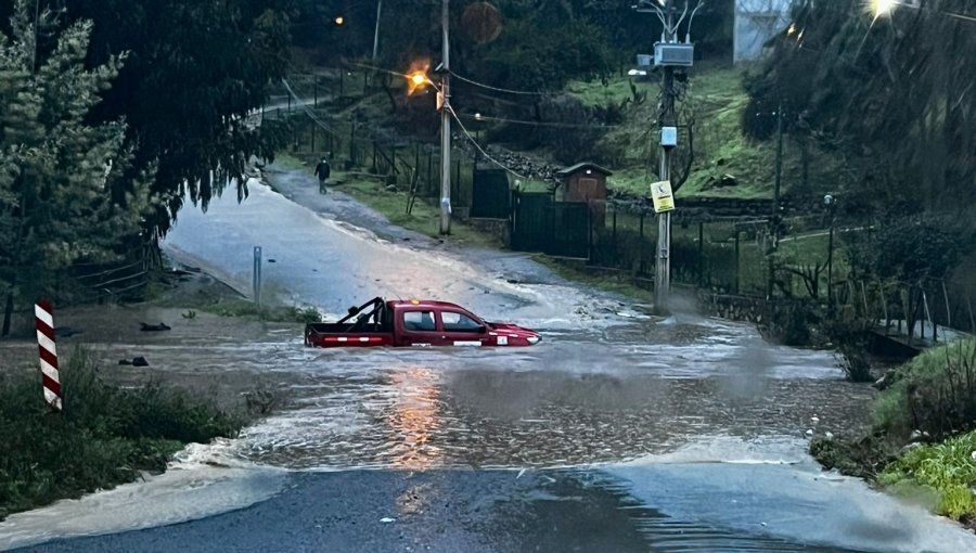 Familias del sector Lajarilla de Viña del Mar se encuentran aisladas debido al corte de accesos y aumento de caudal del estero