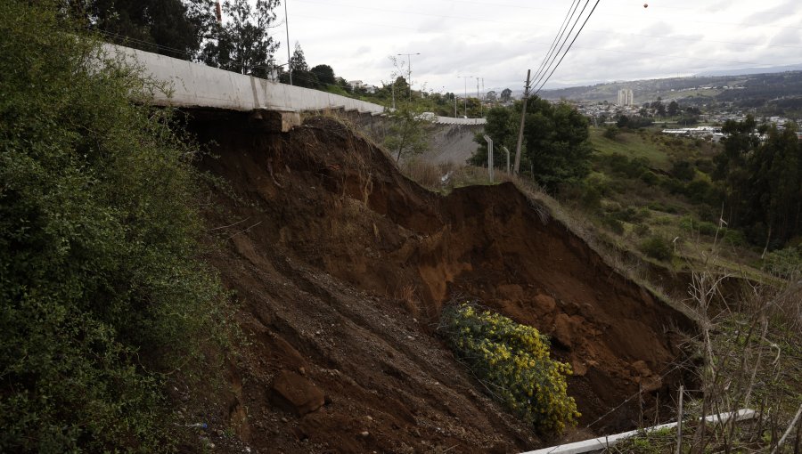 Alcalde de Concón reporta "otro deslizamiento" en zona del socavón en la ruta F30-E