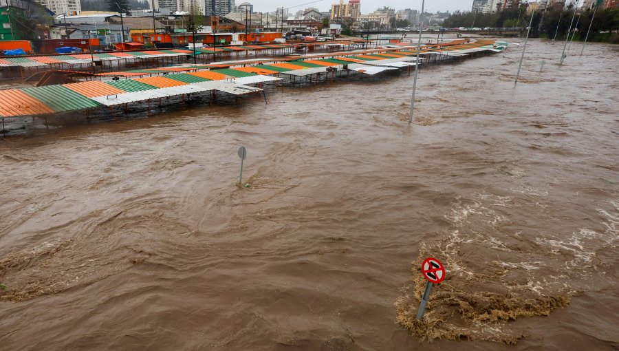 Crecida del estero Marga Marga provoca serios destrozos en puestos de feria en Viña del Mar