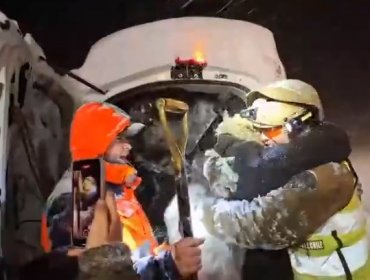 Dramático rescate de hombre atrapado bajo la nieve en vehículo en Valle Nevado