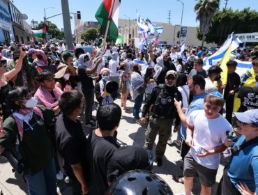 Manifestantes propalestinos y seguidores de Israel se enfrentaron durante una protesta en la localidad estadounidense de Los Ángeles