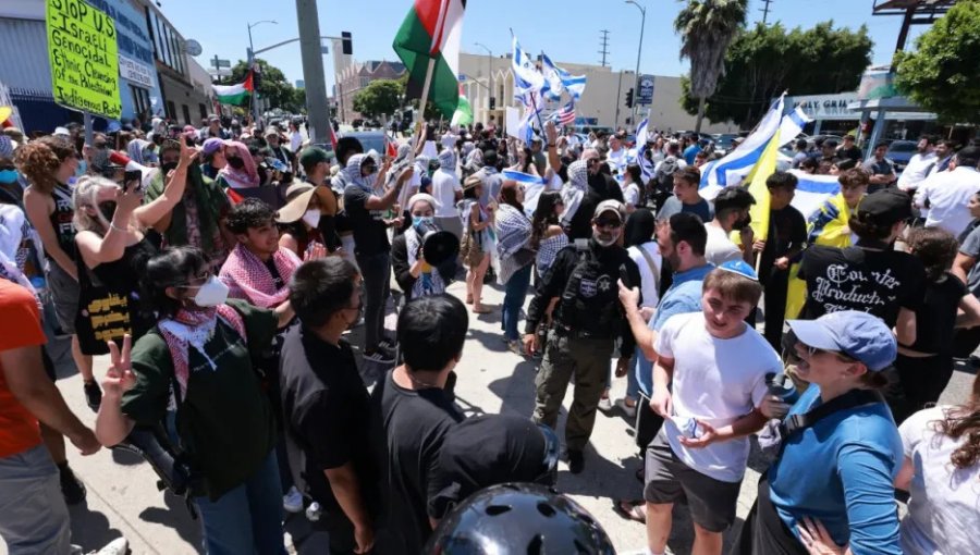 Manifestantes propalestinos y seguidores de Israel se enfrentaron durante una protesta en la localidad estadounidense de Los Ángeles