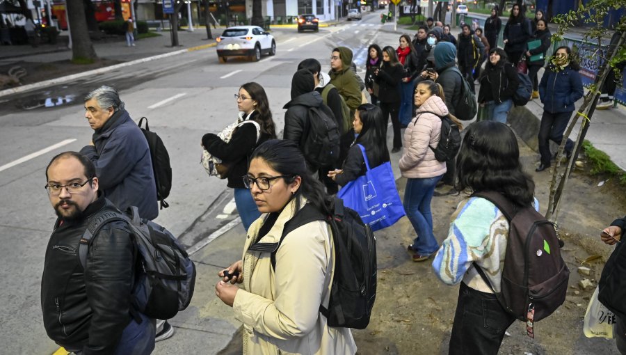 Paraderos llenos y estaciones de metro vacías: las imágenes que ha dejado el paro de trabajadores de EFE en el Gran Valparaíso