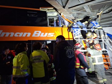Bus de dos pisos queda atrapado tras colisionar con puente ferroviario en San Bernardo: una persona resultó lesionada
