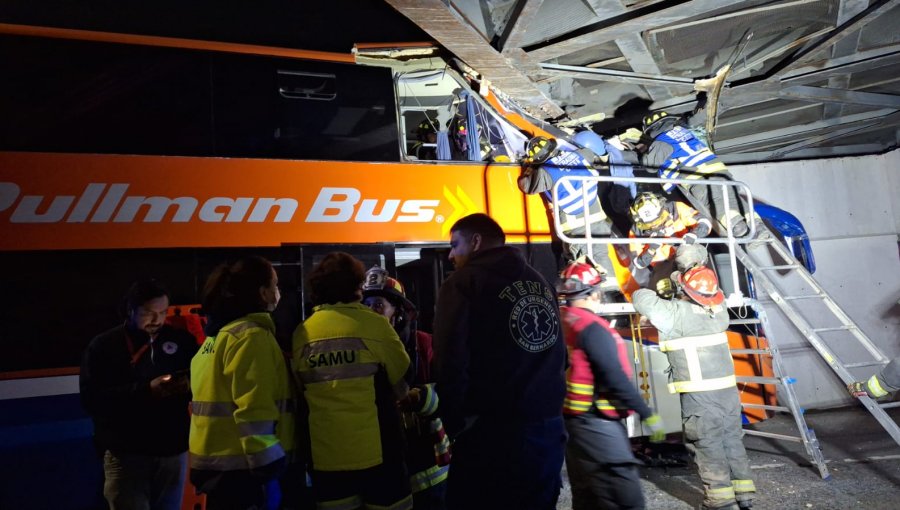 Bus de dos pisos queda atrapado tras colisionar con puente ferroviario en San Bernardo: una persona resultó lesionada