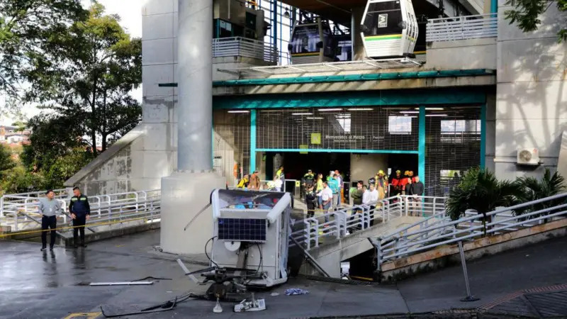 Desplome de una cabina del teleférico en Medellín deja una persona fallecida y varios heridos