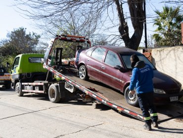 Quilpué comenzó a retirar vehículos en estado de abandono en calles de la comuna