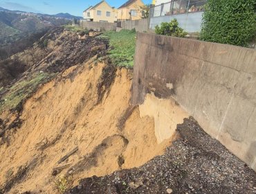 Realizarán trabajos de mitigación para encausar las aguas lluvias tras socavón en sector Botania de Quilpué