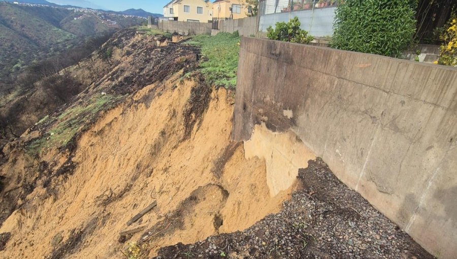 Realizarán trabajos de mitigación para encausar las aguas lluvias tras socavón en sector Botania de Quilpué