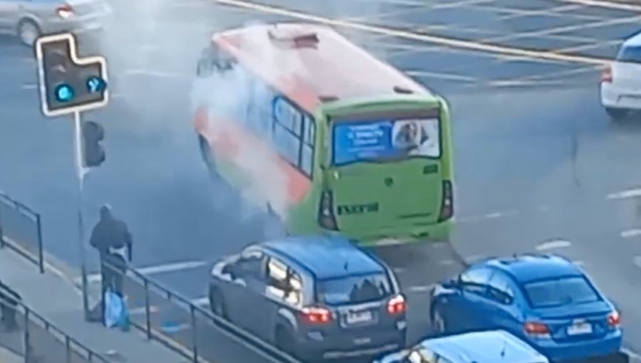 Bus que se desplazaba emanando humo por las calles de Valparaíso causó alarma: fuerte olor alertó a vecinos de la Caleta Portales