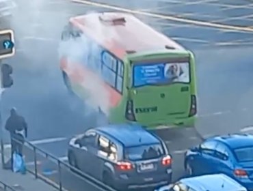 Bus que se desplazaba emanando humo por las calles de Valparaíso causó alarma: fuerte olor alertó a vecinos de la Caleta Portales