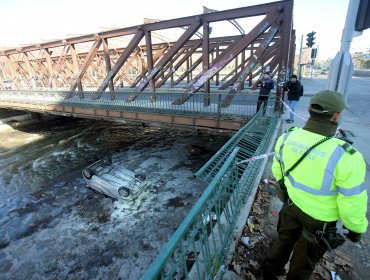 Vehículo cayó a la ribera del río Mapocho: Conductor iba en estado de ebriedad