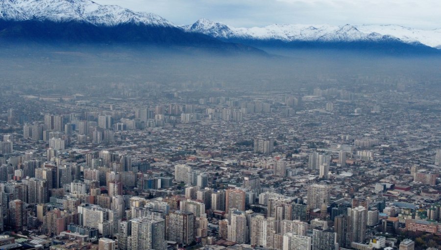Decretan cuarta preemergencia ambiental del año en Región Metropolitana: Hay restricción vehicular