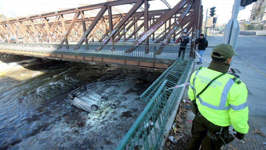 Vehículo cayó a la ribera del río Mapocho: Conductor iba en estado de ebriedad