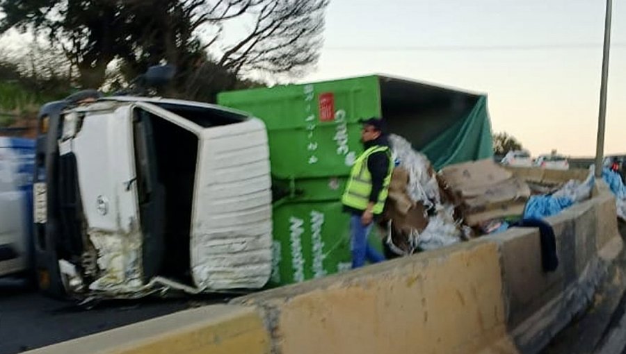 Volcamiento de camión de empresa de reciclaje originó kilométrica congestión vehicular en el Camino Internacional de Viña del Mar