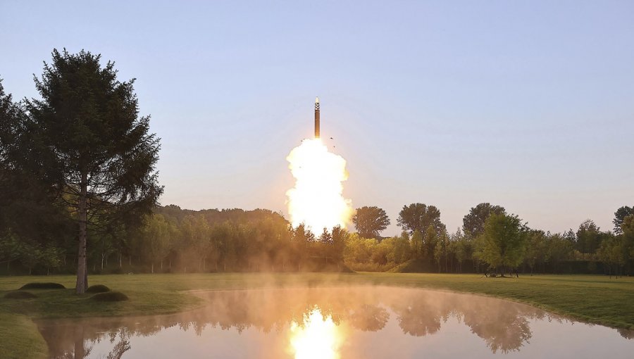 Corea del Norte probó con "éxito" un misil balístico capaz de transportar una ojiva gigante
