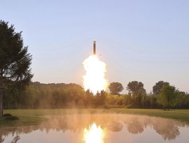 Corea del Norte probó con "éxito" un misil balístico capaz de transportar una ojiva gigante