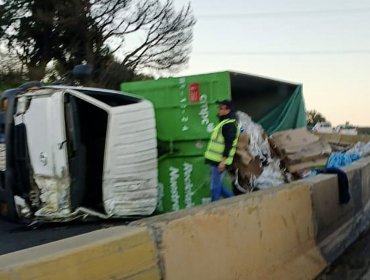 Volcamiento de camión de empresa de reciclaje originó kilométrica congestión vehicular en el Camino Internacional de Viña del Mar