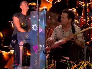 En silla de ruedas y con guitarra en mano, Michael J Fox sorprendió a todos en concierto de Coldplay