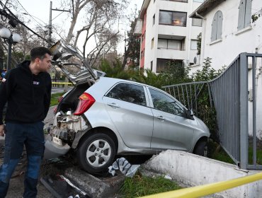 Accidente vehicular termina con automóvil incrustado en un inmueble en Providencia: investigan posible consumo de alcohol