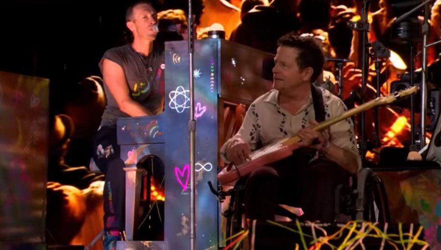 En silla de ruedas y con guitarra en mano, Michael J Fox sorprendió a todos en concierto de Coldplay