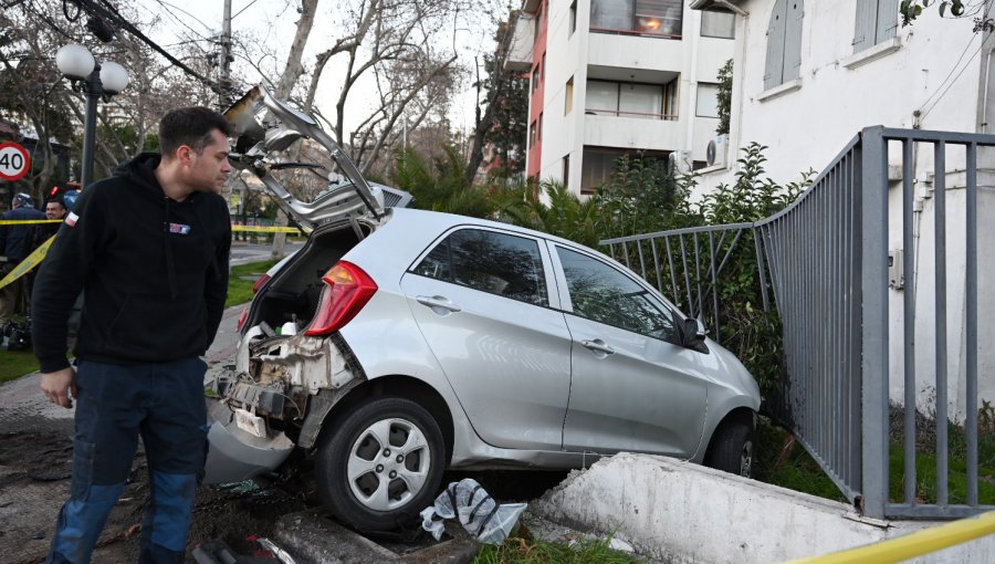 Accidente vehicular termina con automóvil incrustado en un inmueble en Providencia: investigan posible consumo de alcohol