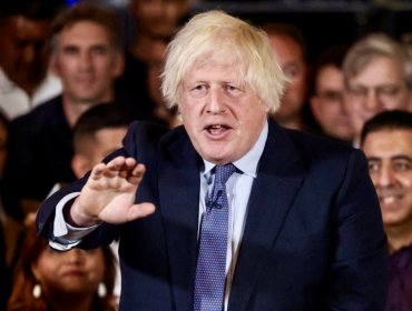 Boris Johnson reaparece públicamente para intentar salvar al Gobierno Conservador, a horas del inicio de elecciones en Reino Unido