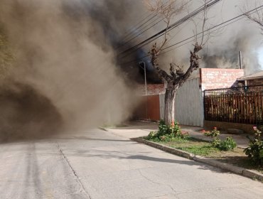 Incendio consumió una vivienda y dejó a otra con daños en Quillota: un Bombero resultó lesionado