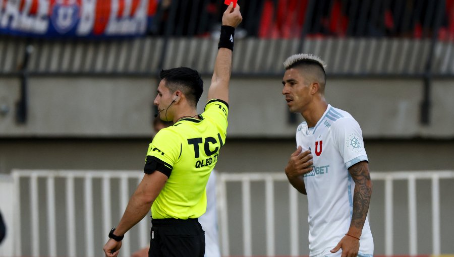 Duro castigo recibió Leandro Fernández por expulsión en Copa Chile