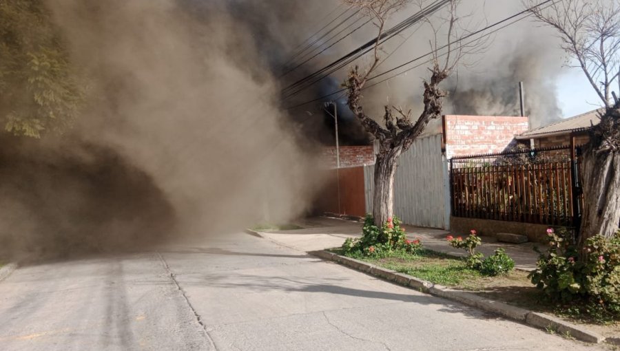 Incendio consumió una vivienda y dejó a otra con daños en Quillota: un Bombero resultó lesionado