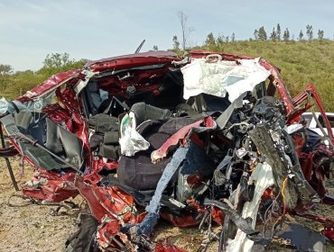 Una persona fallecida dejó colisión entre camión y un vehículo que resultó totalmente destruido en Casablanca