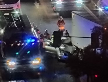 Un lesionado dejó colisión entre vehículo y un camión en calle Álvarez frente al hospital Gustavo Fricke en Viña del Mar